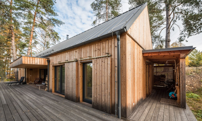 Dřevostavba Kanada od Vesper Homes – dům v přírodě s modřínovou fasádou