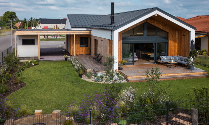 RODINNÝ DŮM S PROSKLENÝM ŠTÍTEM